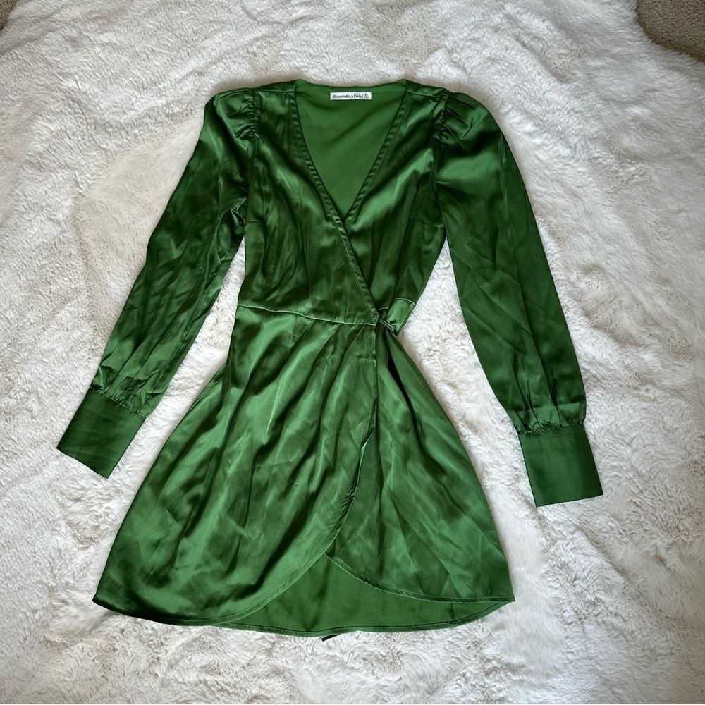 Abercrombie and Fitch xs green satin silky long sleeve collared wrap dress